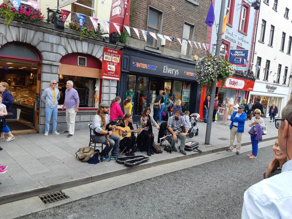 Músicos tocando en la calle