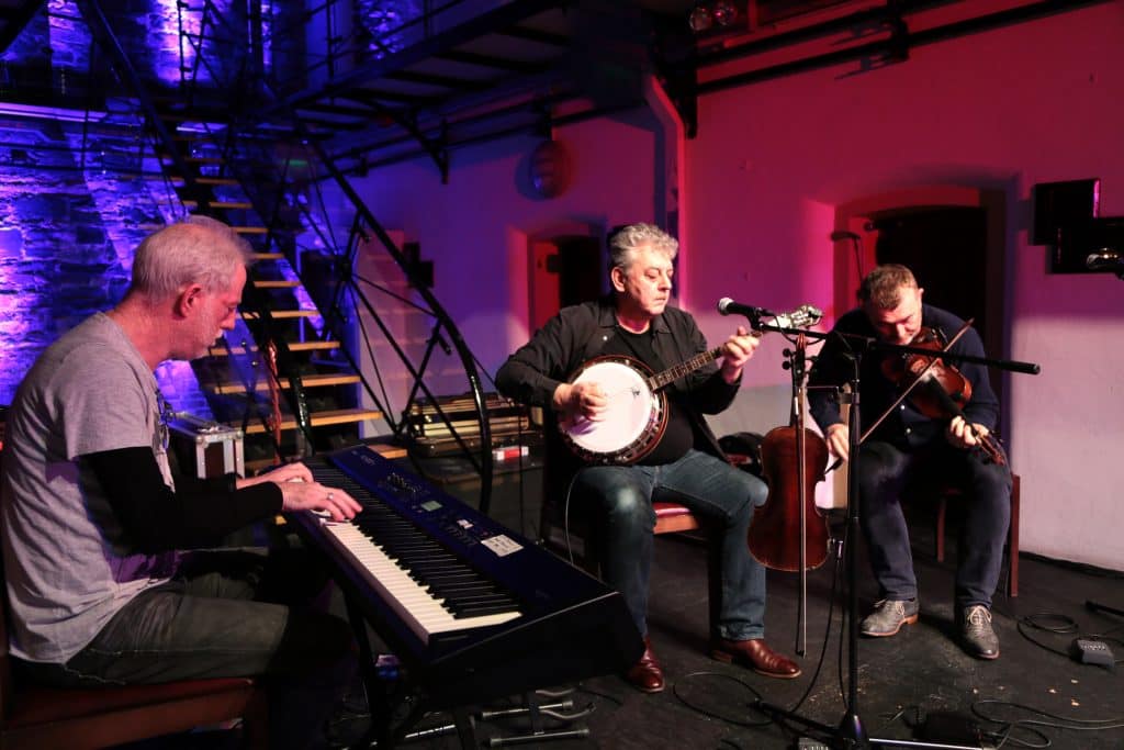 Banjo, piano y violín en el concierto de Bow Brothers